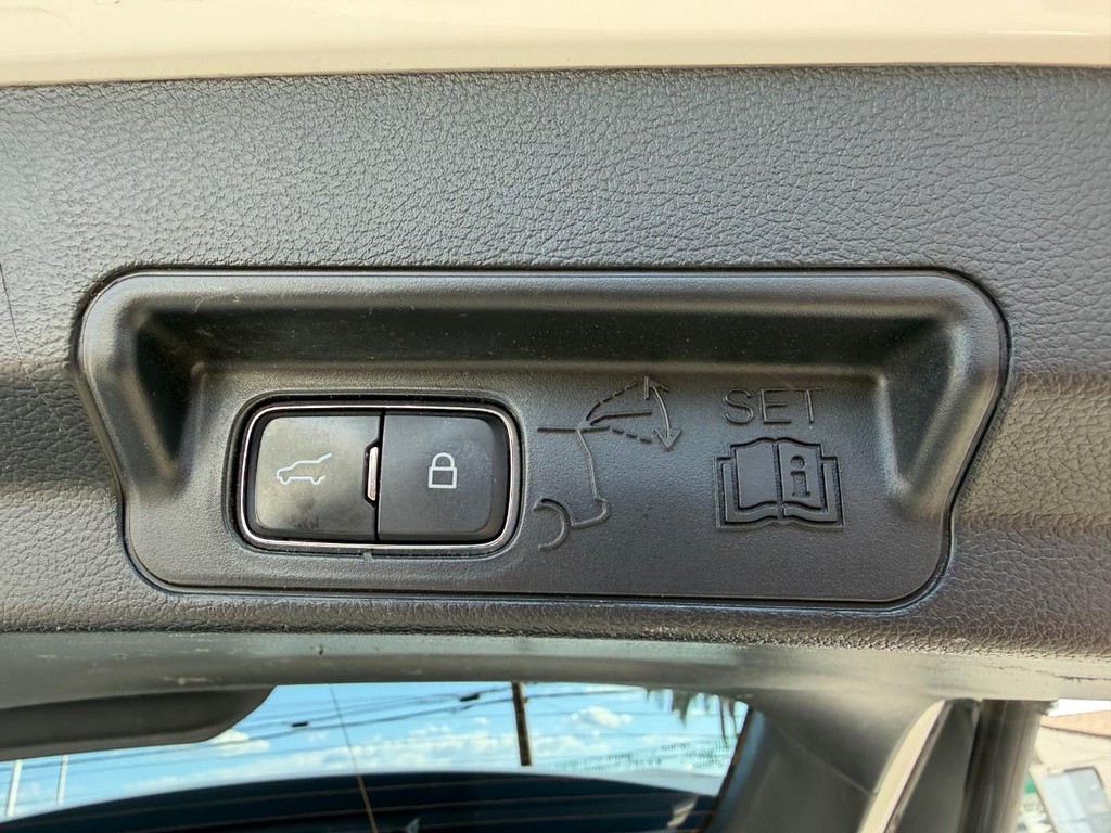 Ford Explorer Vehicle Full-screen Gallery Image 52