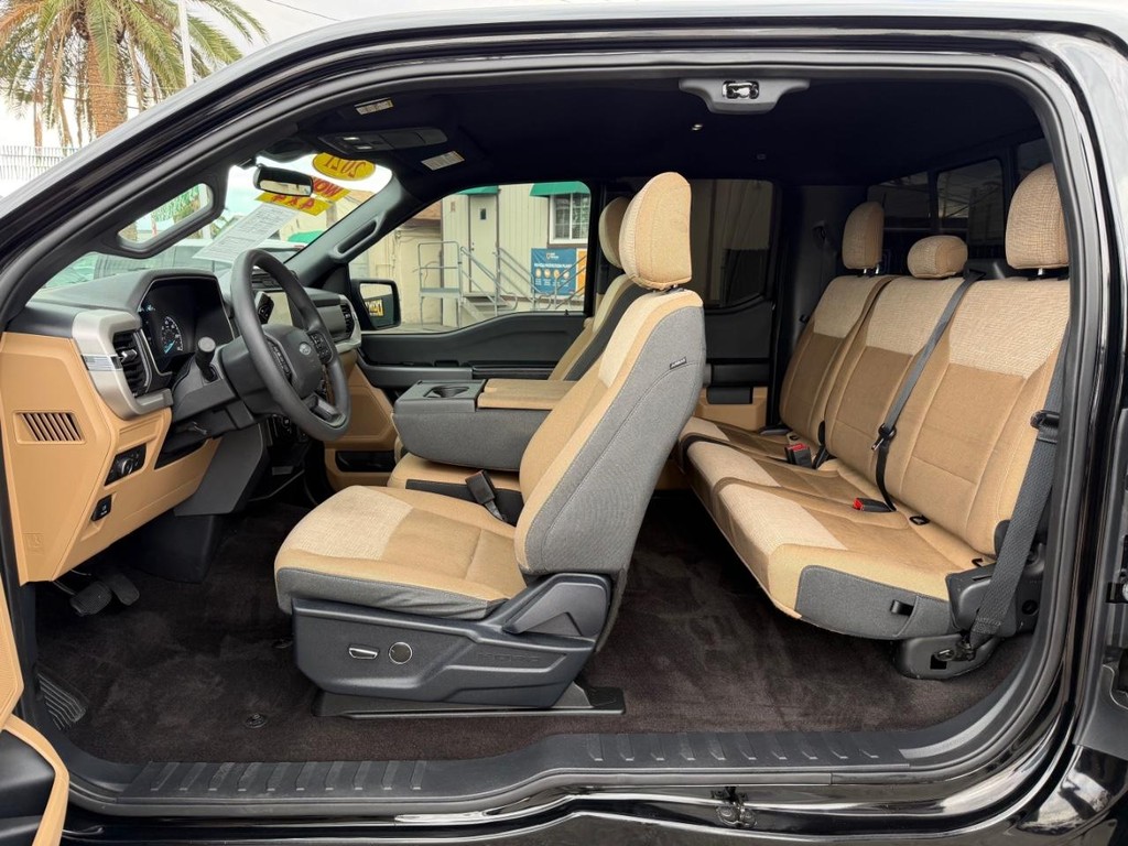 Ford F-150 Vehicle Full-screen Gallery Image 17
