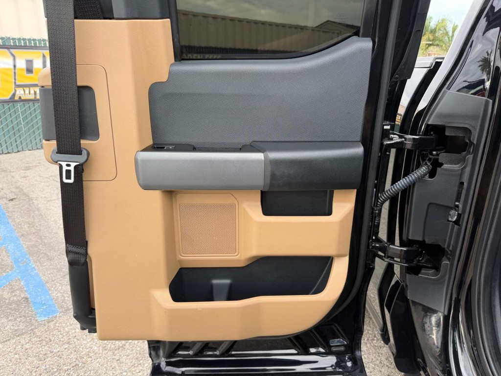 Ford F-150 Vehicle Full-screen Gallery Image 26