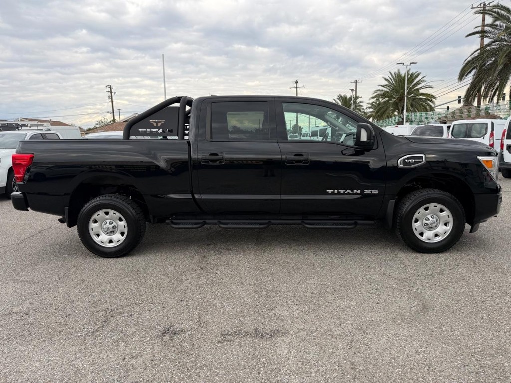 Nissan Titan XD Vehicle Full-screen Gallery Image 05
