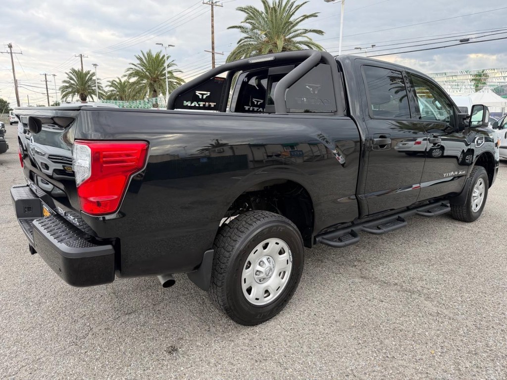 Nissan Titan XD Vehicle Full-screen Gallery Image 06