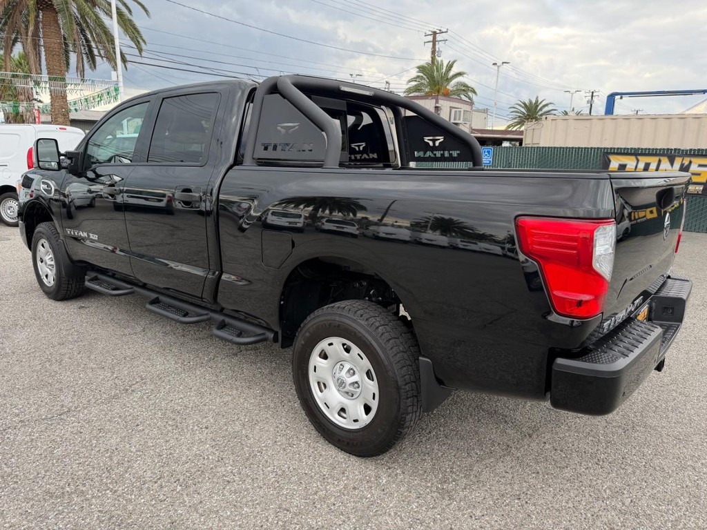 Nissan Titan XD Vehicle Full-screen Gallery Image 09