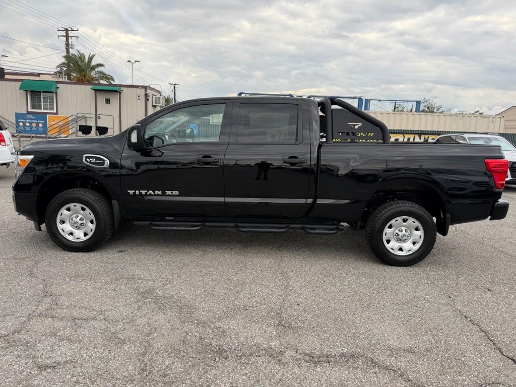 Nissan Titan XD Vehicle Full-screen Gallery Image 11