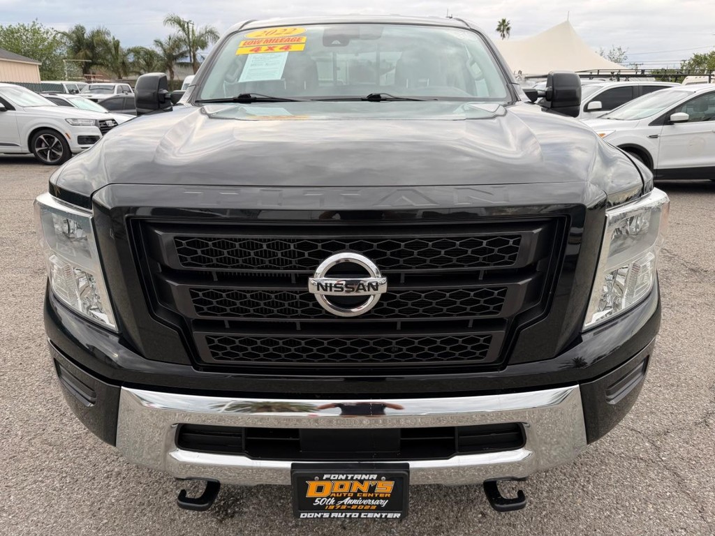 Nissan Titan XD Vehicle Full-screen Gallery Image 14