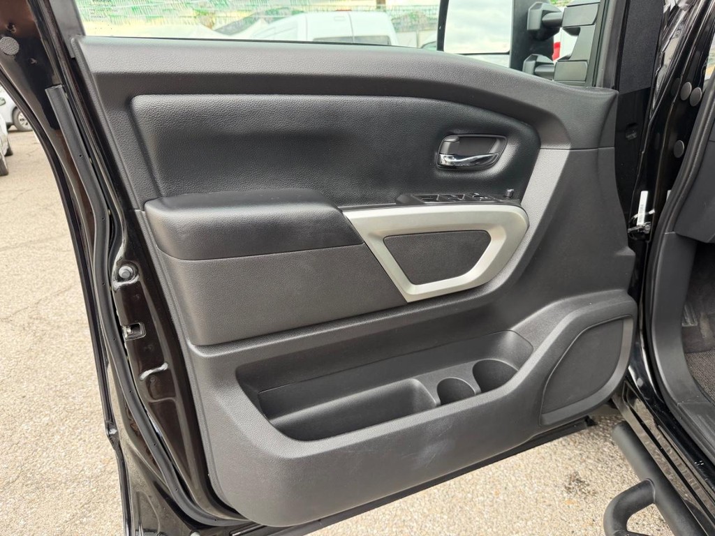 Nissan Titan XD Vehicle Full-screen Gallery Image 15