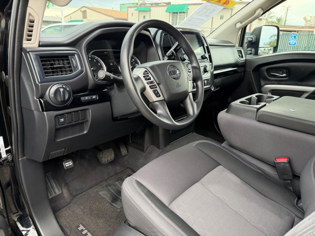 Nissan Titan XD Vehicle Full-screen Gallery Image 16