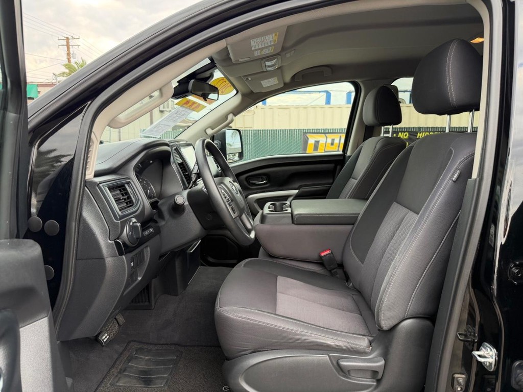 Nissan Titan XD Vehicle Full-screen Gallery Image 17