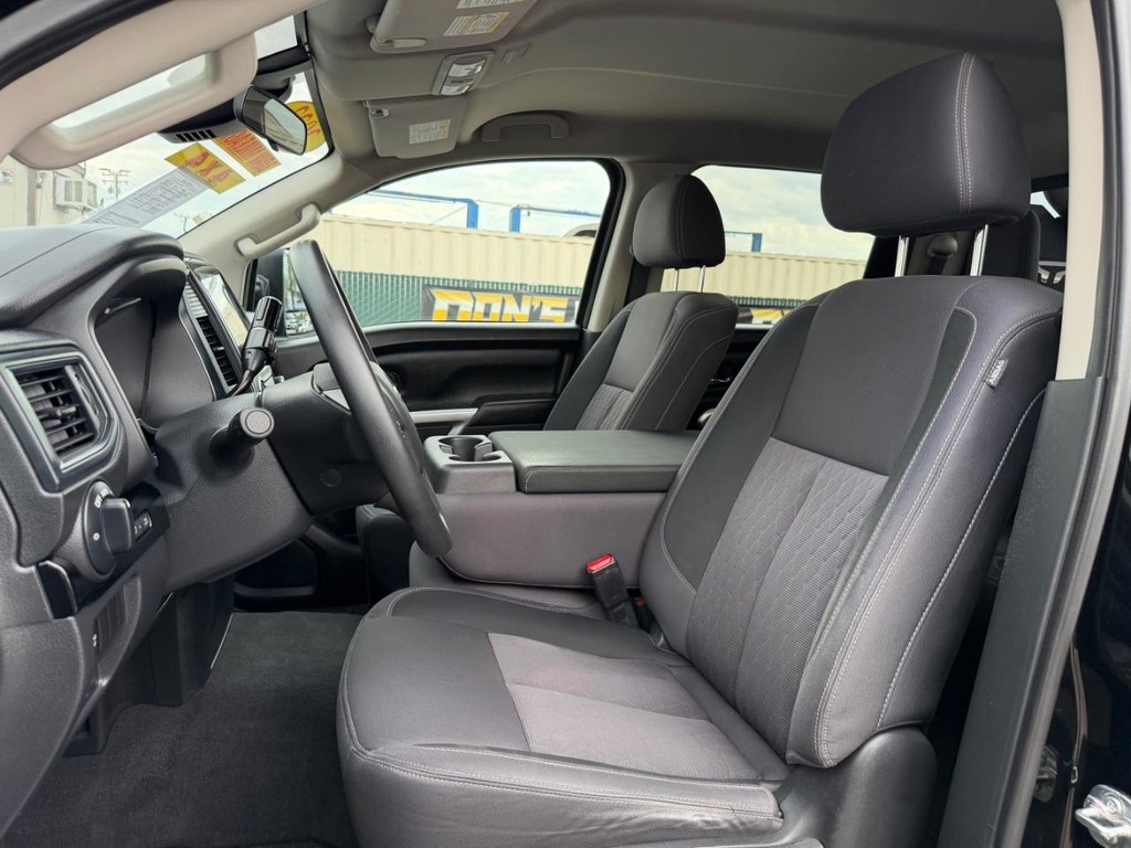 Nissan Titan XD Vehicle Full-screen Gallery Image 18