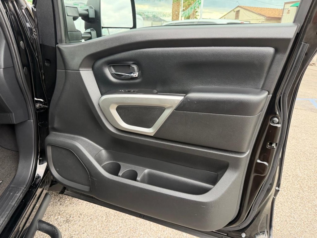 Nissan Titan XD Vehicle Full-screen Gallery Image 19