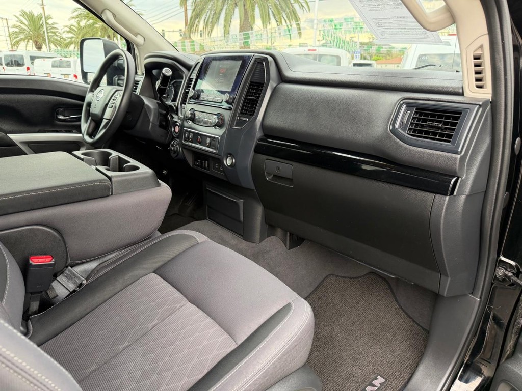 Nissan Titan XD Vehicle Full-screen Gallery Image 20
