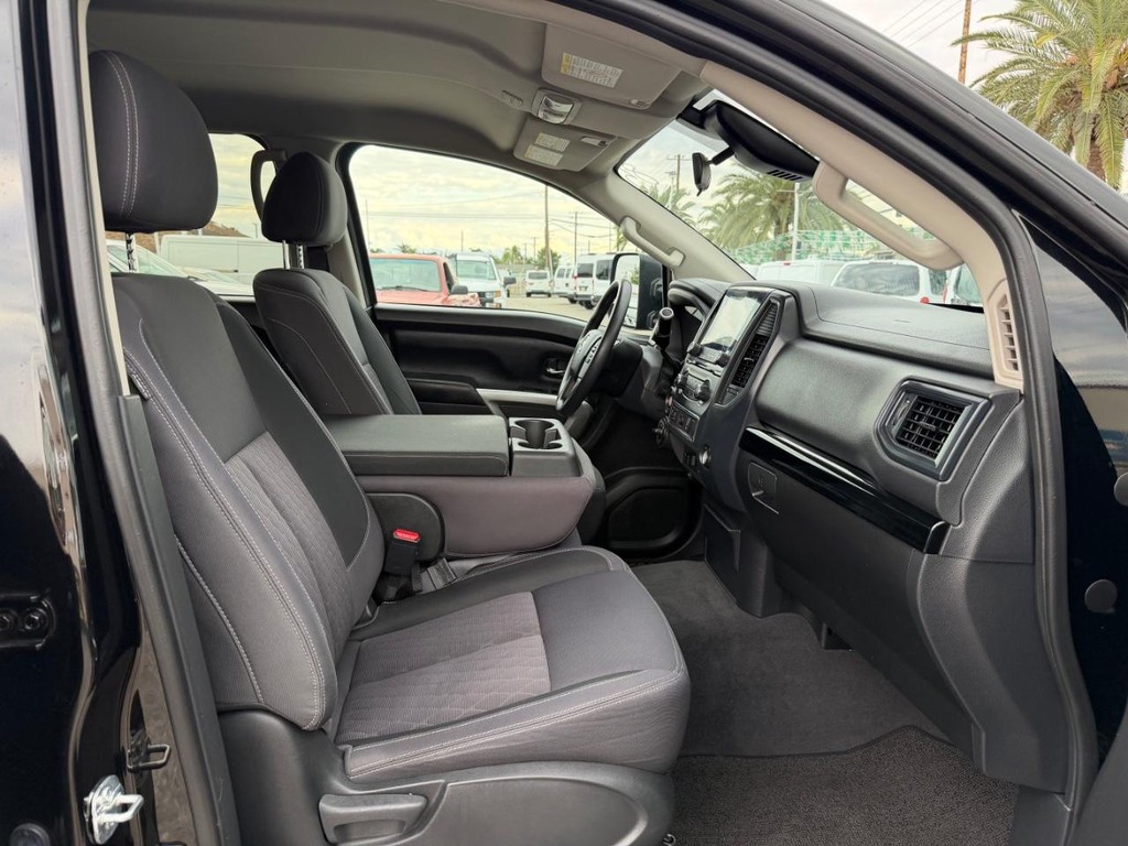 Nissan Titan XD Vehicle Full-screen Gallery Image 21