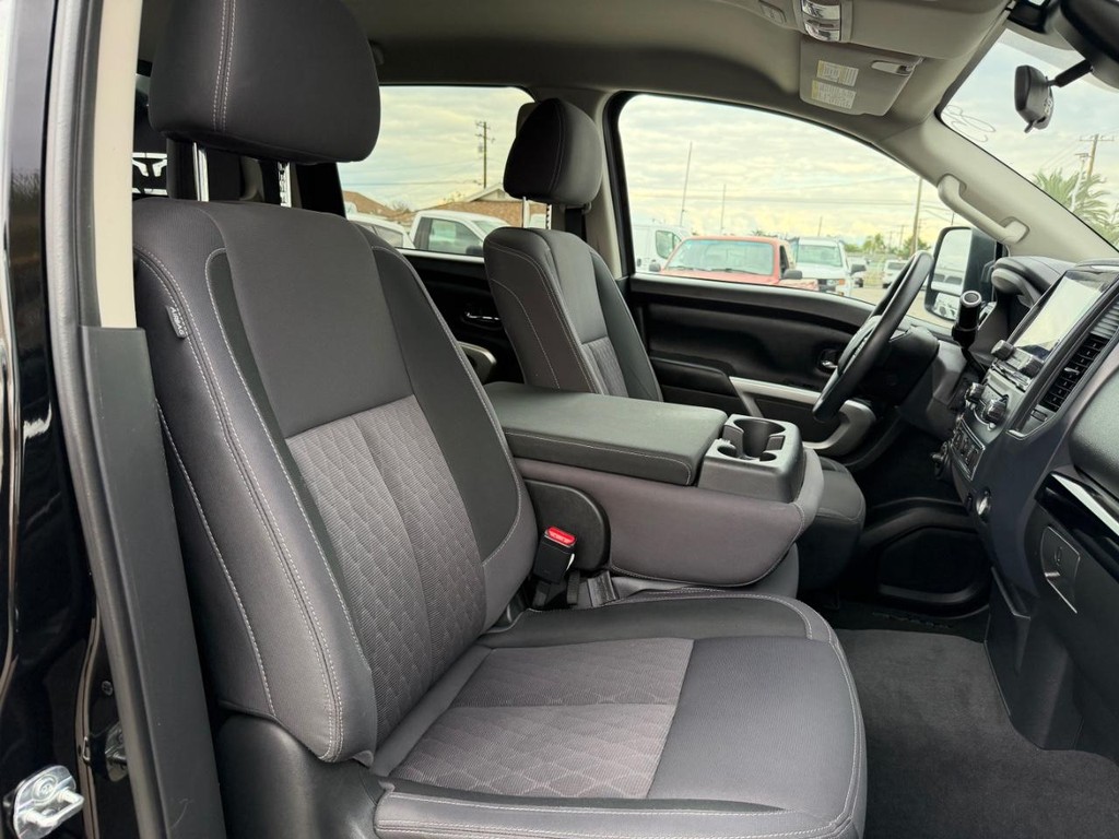 Nissan Titan XD Vehicle Full-screen Gallery Image 22