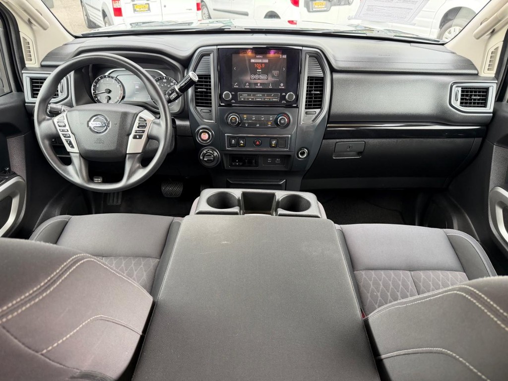 Nissan Titan XD Vehicle Full-screen Gallery Image 23