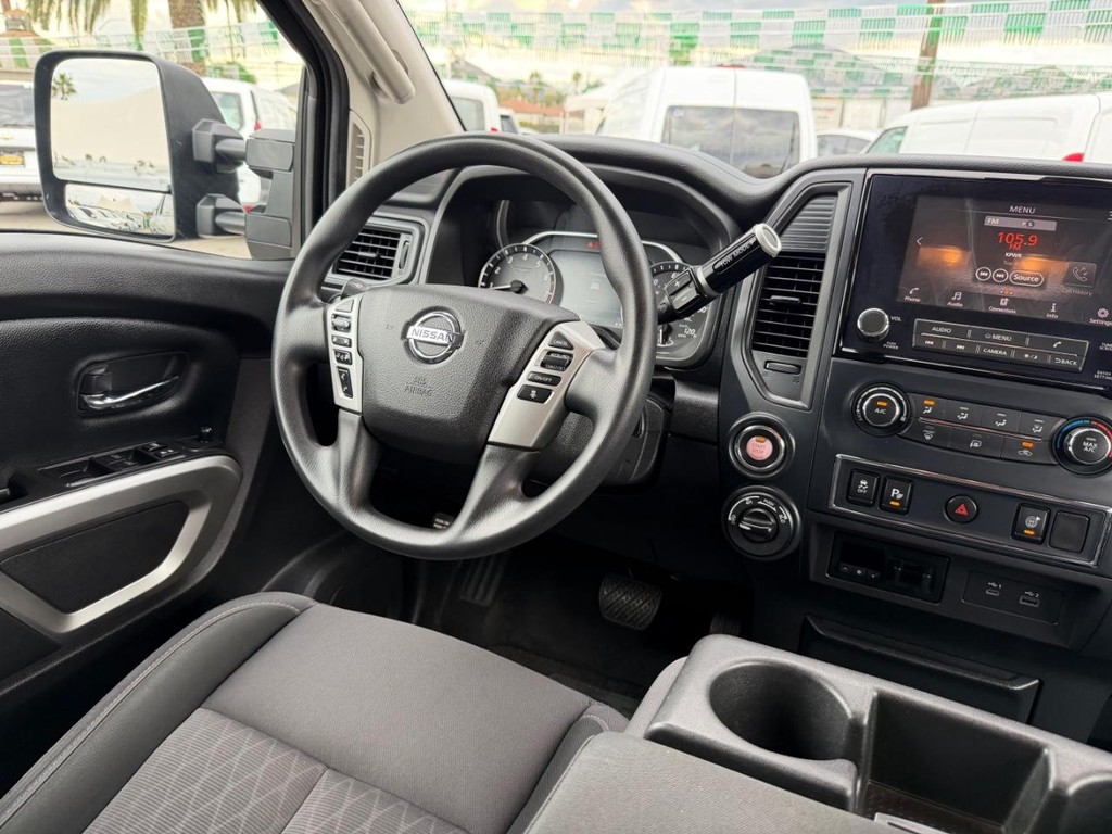 Nissan Titan XD Vehicle Full-screen Gallery Image 24