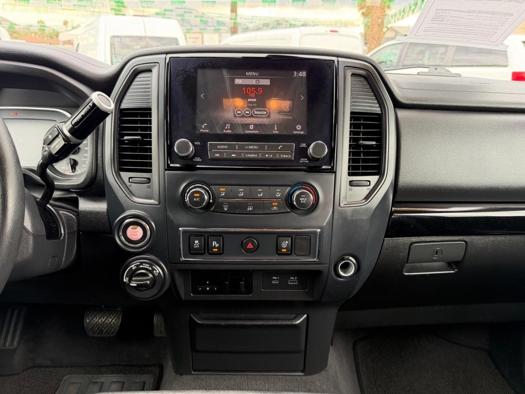 Nissan Titan XD Vehicle Full-screen Gallery Image 25