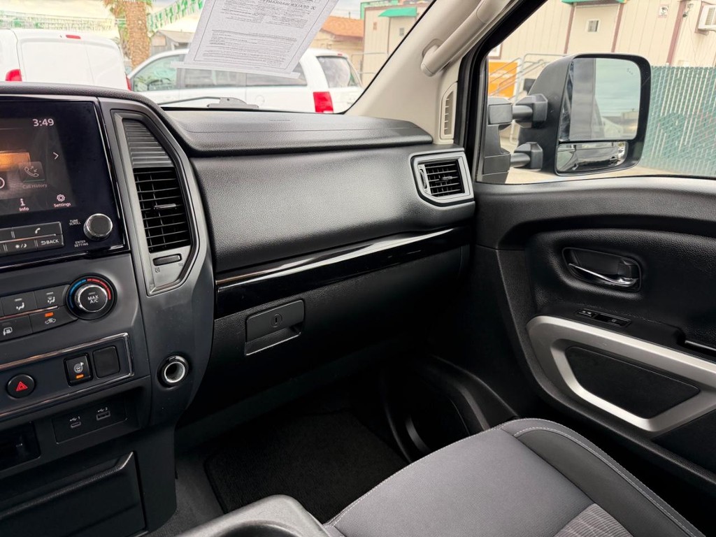 Nissan Titan XD Vehicle Full-screen Gallery Image 26