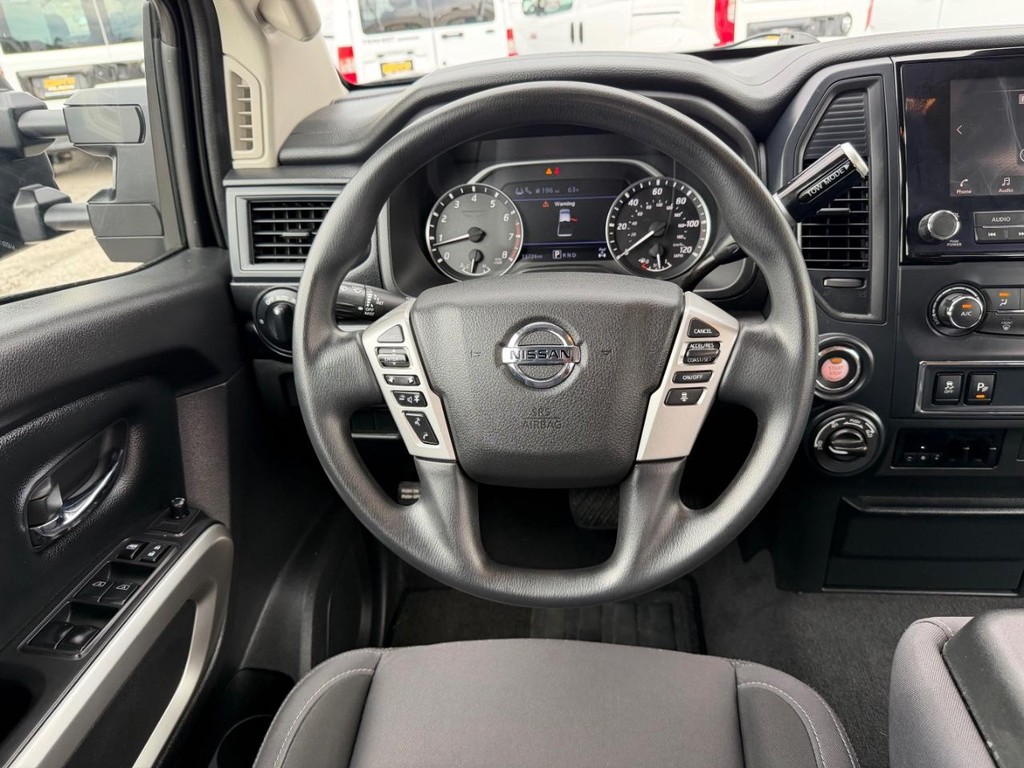 Nissan Titan XD Vehicle Full-screen Gallery Image 27