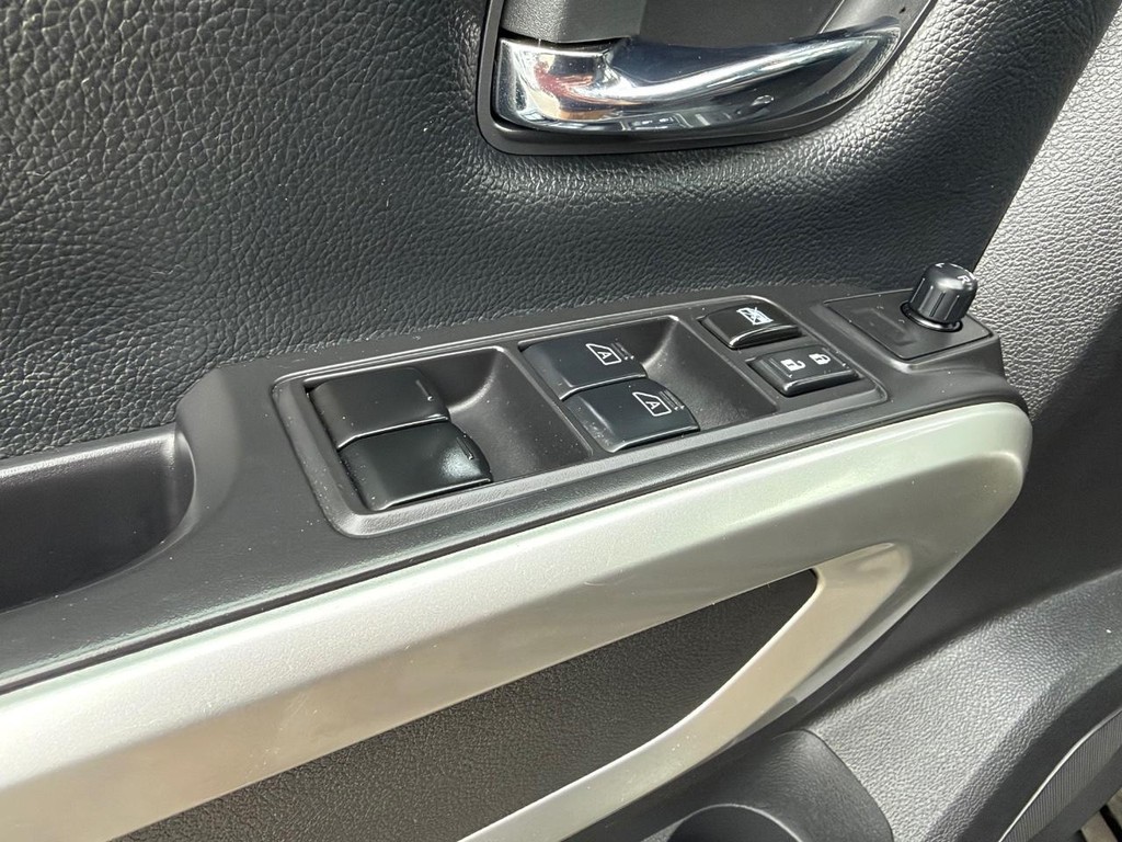 Nissan Titan XD Vehicle Full-screen Gallery Image 32