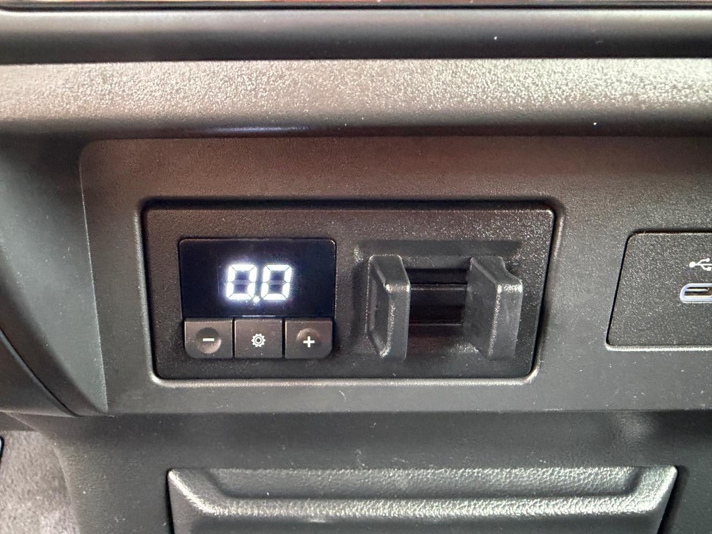 Nissan Titan XD Vehicle Full-screen Gallery Image 36