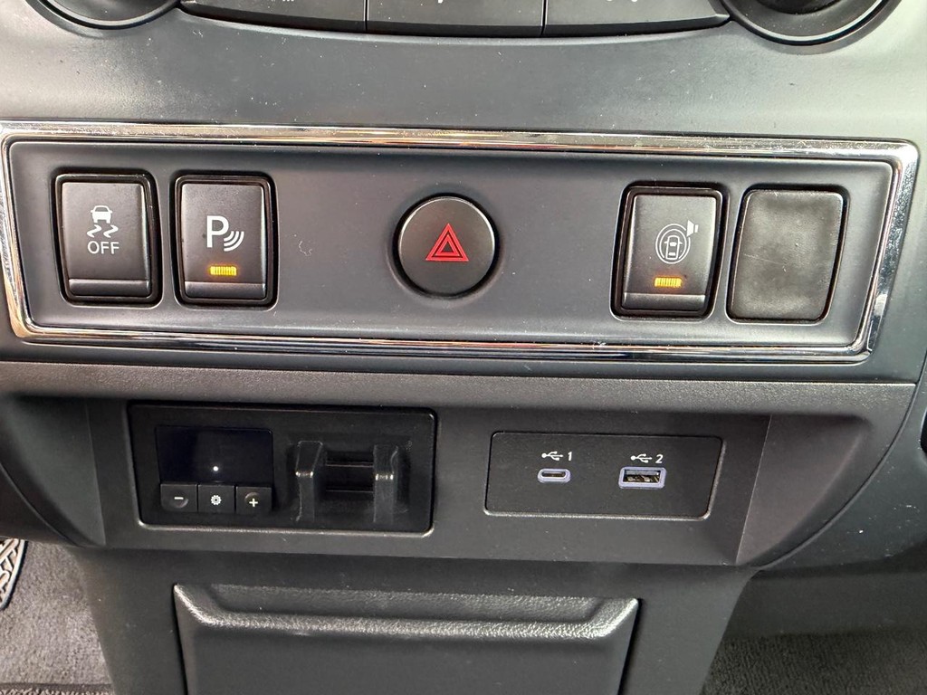 Nissan Titan XD Vehicle Full-screen Gallery Image 37