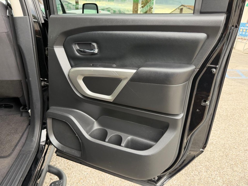 Nissan Titan XD Vehicle Full-screen Gallery Image 39