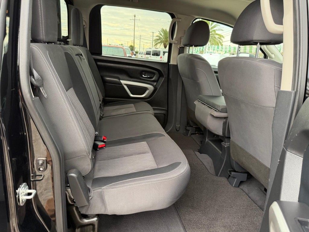 Nissan Titan XD Vehicle Full-screen Gallery Image 40