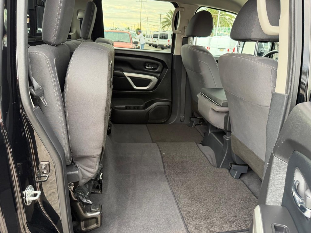 Nissan Titan XD Vehicle Full-screen Gallery Image 41