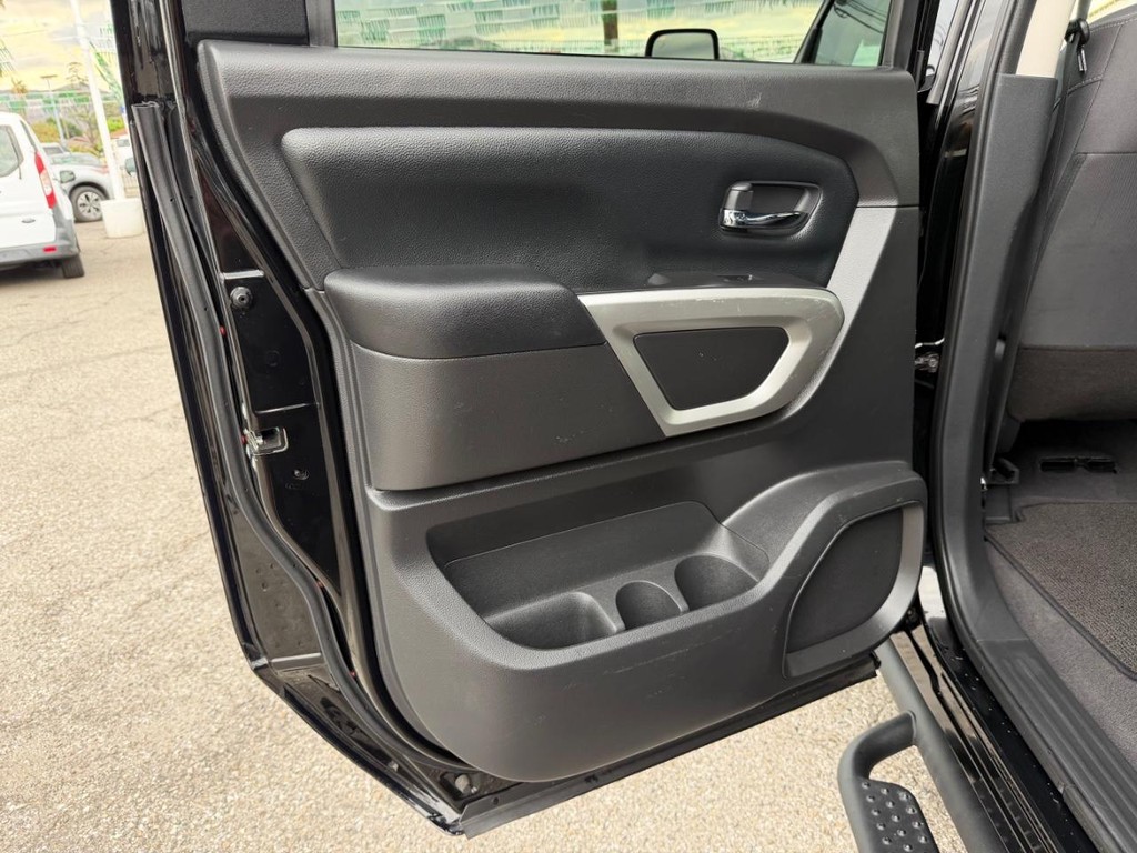 Nissan Titan XD Vehicle Full-screen Gallery Image 42