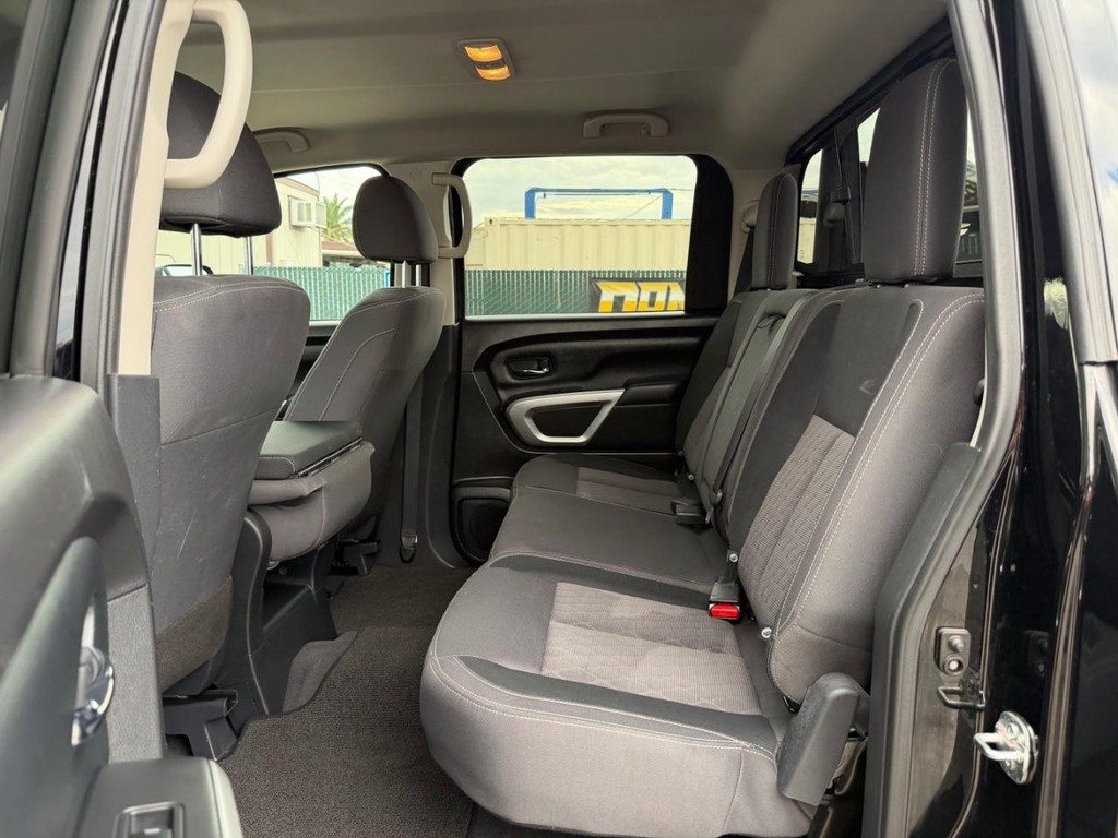 Nissan Titan XD Vehicle Full-screen Gallery Image 43