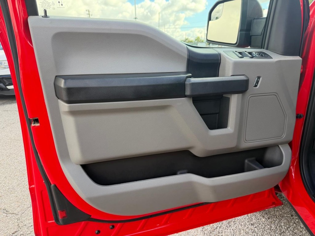 Ford F-150 Vehicle Full-screen Gallery Image 15