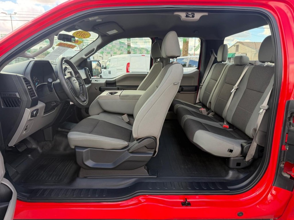 Ford F-150 Vehicle Full-screen Gallery Image 17
