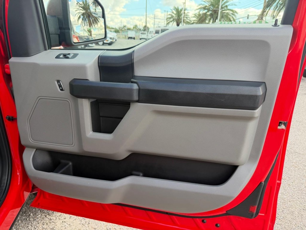 Ford F-150 Vehicle Full-screen Gallery Image 22