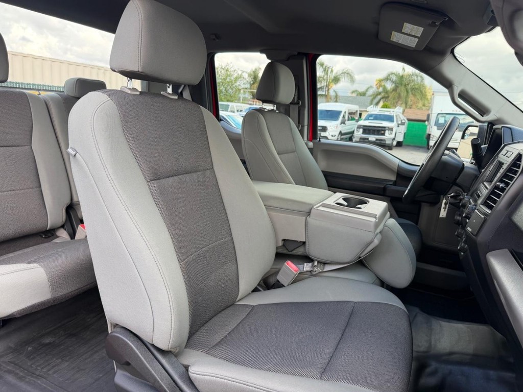 Ford F-150 Vehicle Full-screen Gallery Image 25