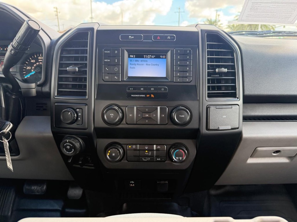 Ford F-150 Vehicle Full-screen Gallery Image 30