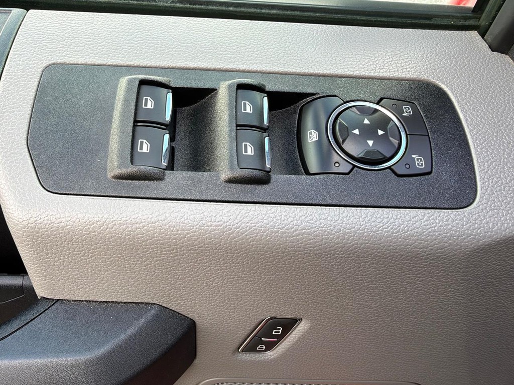 Ford F-150 Vehicle Full-screen Gallery Image 35