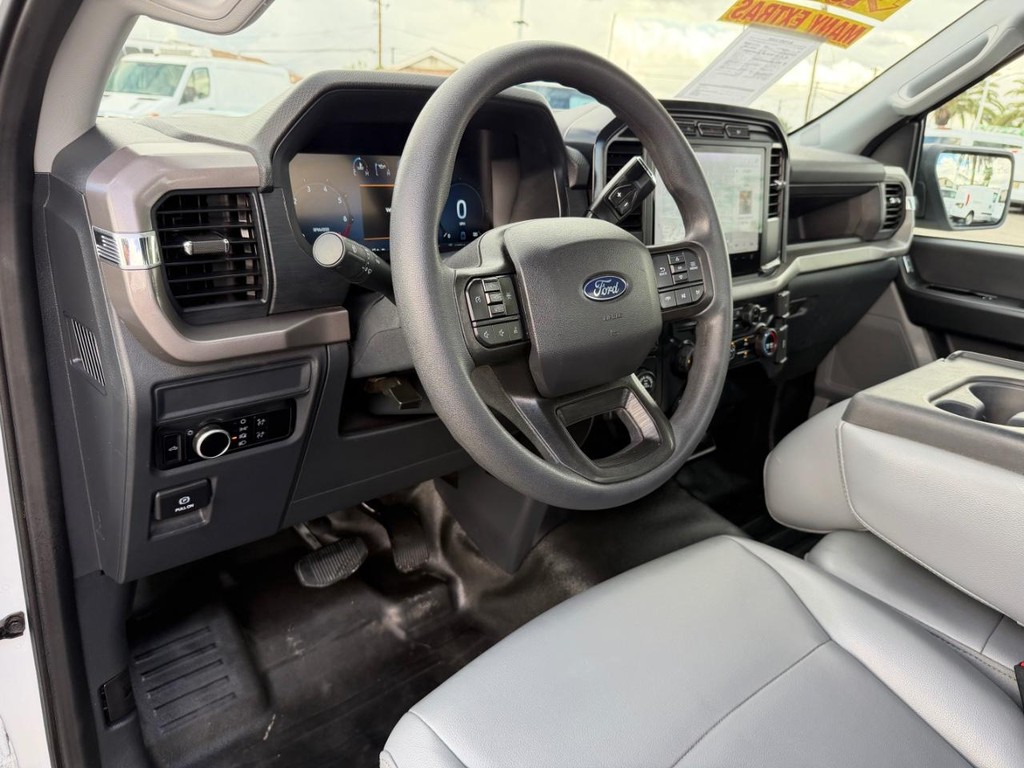 Ford F-150 Vehicle Full-screen Gallery Image 17