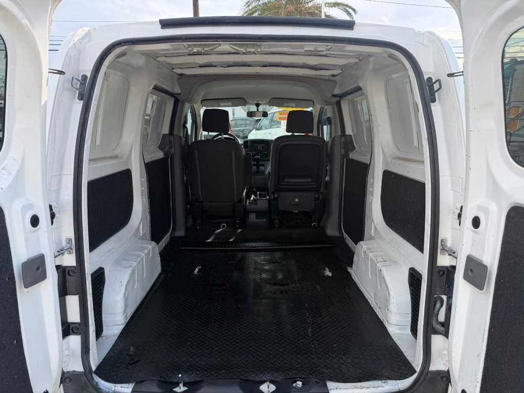 Nissan NV200 Vehicle Full-screen Gallery Image 15