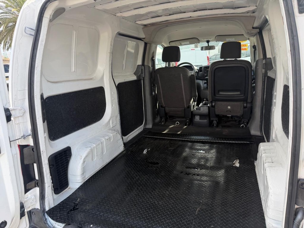 Nissan NV200 Vehicle Full-screen Gallery Image 16