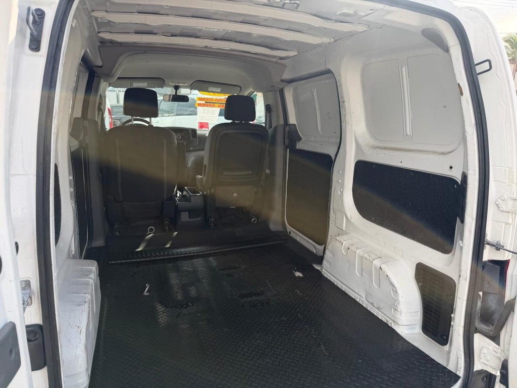 Nissan NV200 Vehicle Full-screen Gallery Image 17