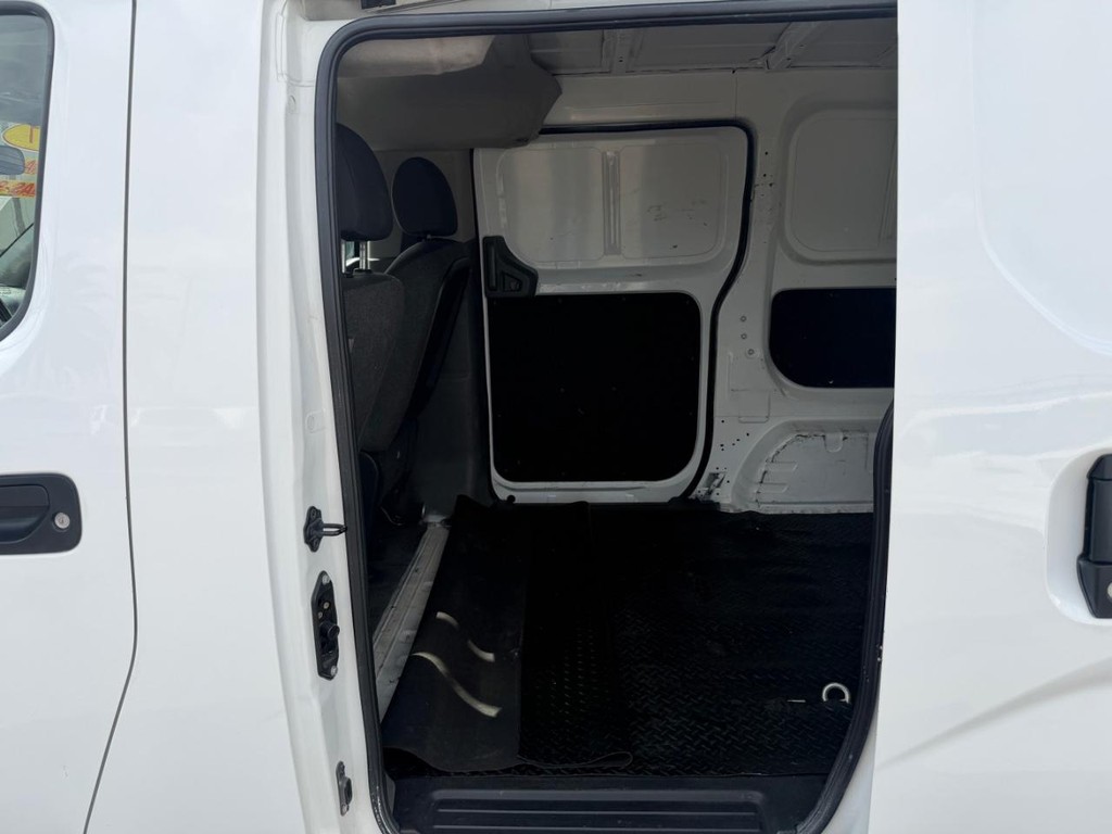 Nissan NV200 Vehicle Full-screen Gallery Image 19