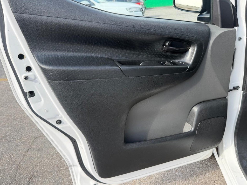 Nissan NV200 Vehicle Full-screen Gallery Image 24