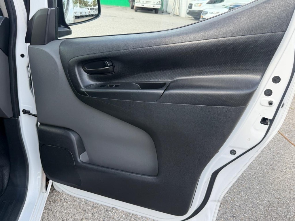 Nissan NV200 Vehicle Full-screen Gallery Image 28