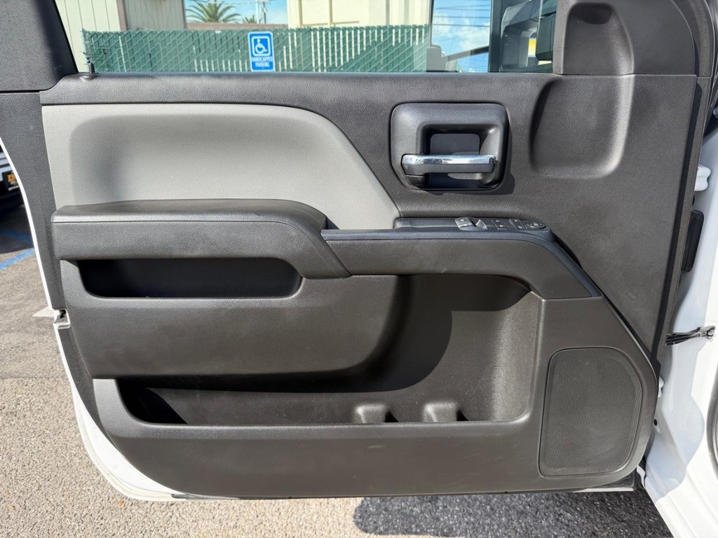 Chevrolet Silverado 1500 Vehicle Full-screen Gallery Image 15