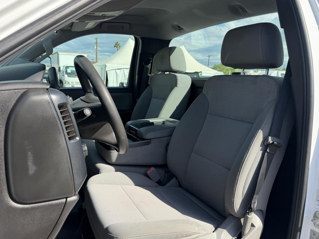 Chevrolet Silverado 1500 Vehicle Full-screen Gallery Image 18