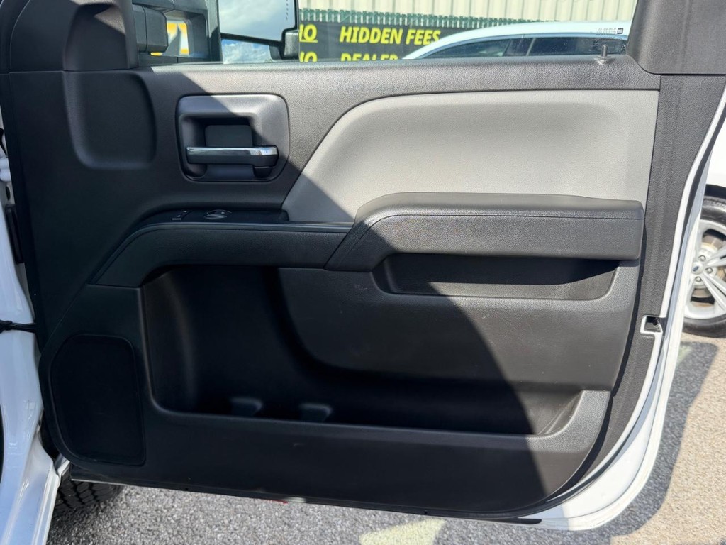 Chevrolet Silverado 1500 Vehicle Full-screen Gallery Image 19