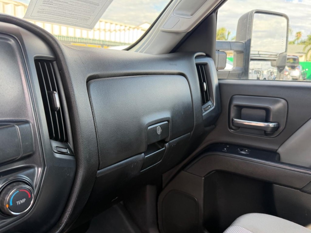 Chevrolet Silverado 1500 Vehicle Full-screen Gallery Image 25