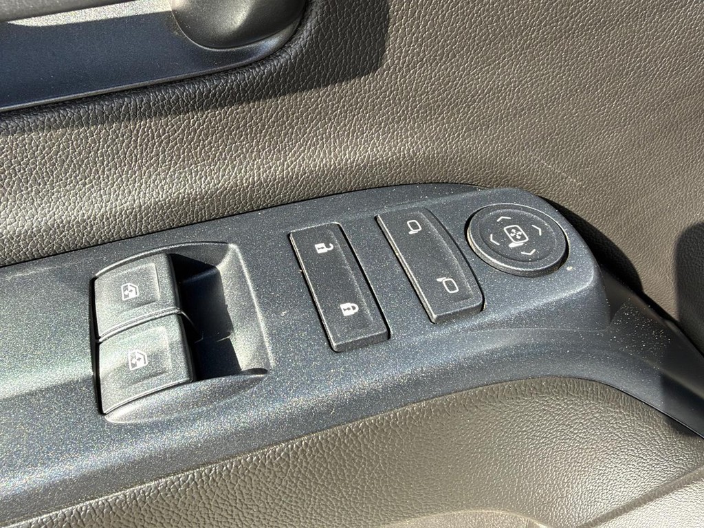 Chevrolet Silverado 1500 Vehicle Full-screen Gallery Image 26