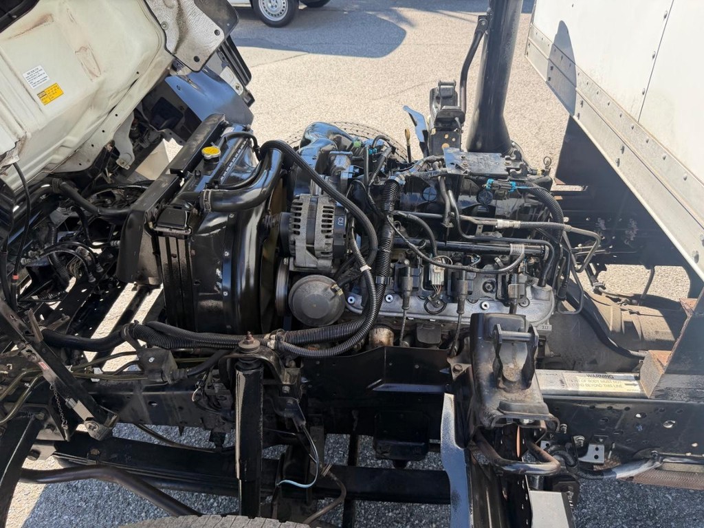 GMC W4500 14ft Box Truck w/ Liftgate Vehicle Full-screen Gallery Image 03