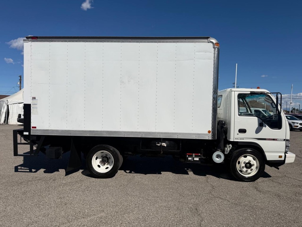 GMC W4500 14ft Box Truck w/ Liftgate Vehicle Full-screen Gallery Image 05