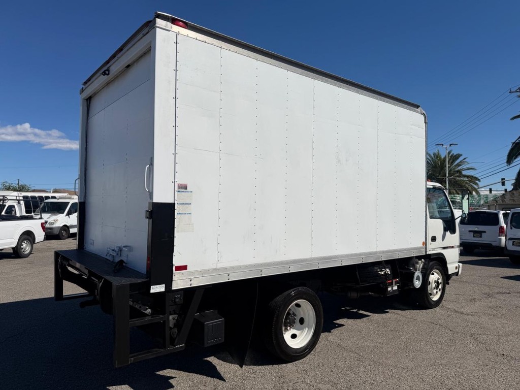 GMC W4500 14ft Box Truck w/ Liftgate Vehicle Full-screen Gallery Image 06